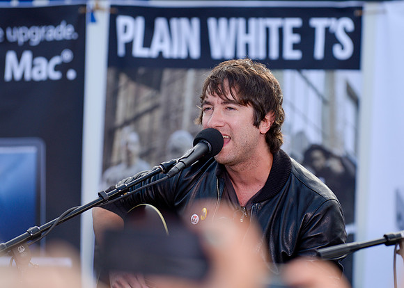 Plain White T's Play at Mac Mall