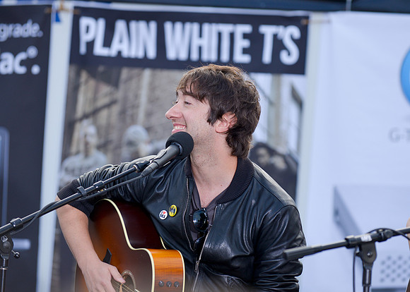Plain White T's Play at Mac Mall