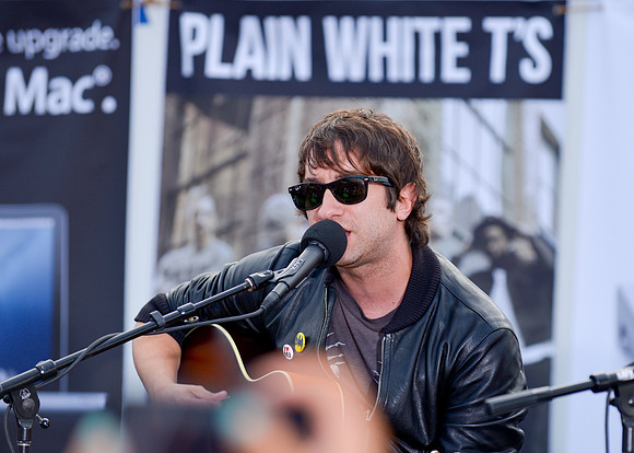 Plain White T's Play at Mac Mall