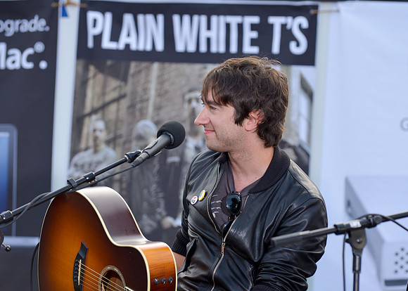 Plain White T's Play at Mac Mall