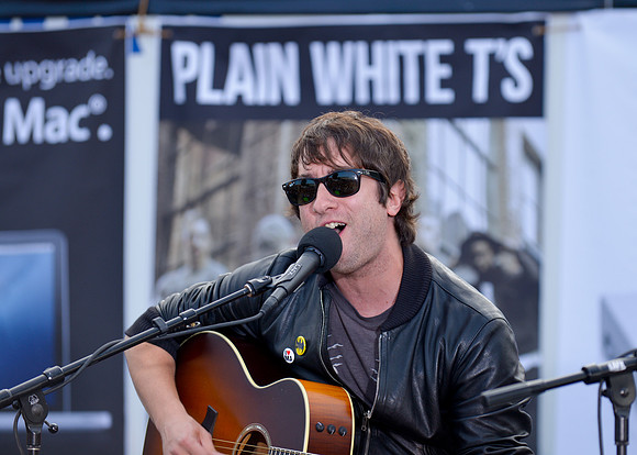 Plain White T's Play at Mac Mall