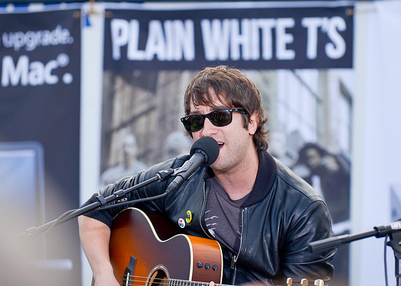 Plain White T's Play at Mac Mall